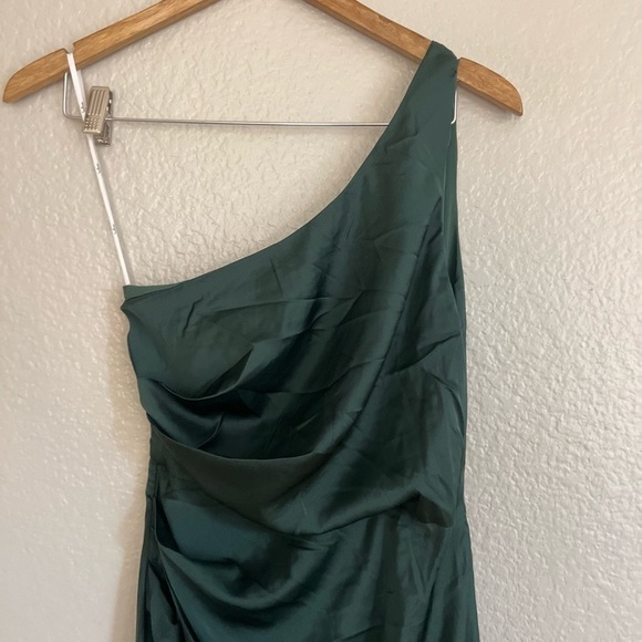 NWOT Dreaming of Elegance Emerald Satin One-Shoulder Maxi Dress - Picture 6 of 8